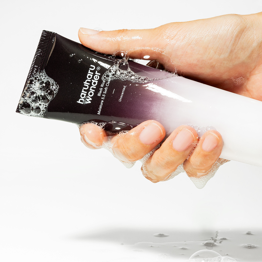 8809532221356_Black Rice Moisture 5.5 Soft Cleansing Gel_Model Image_1