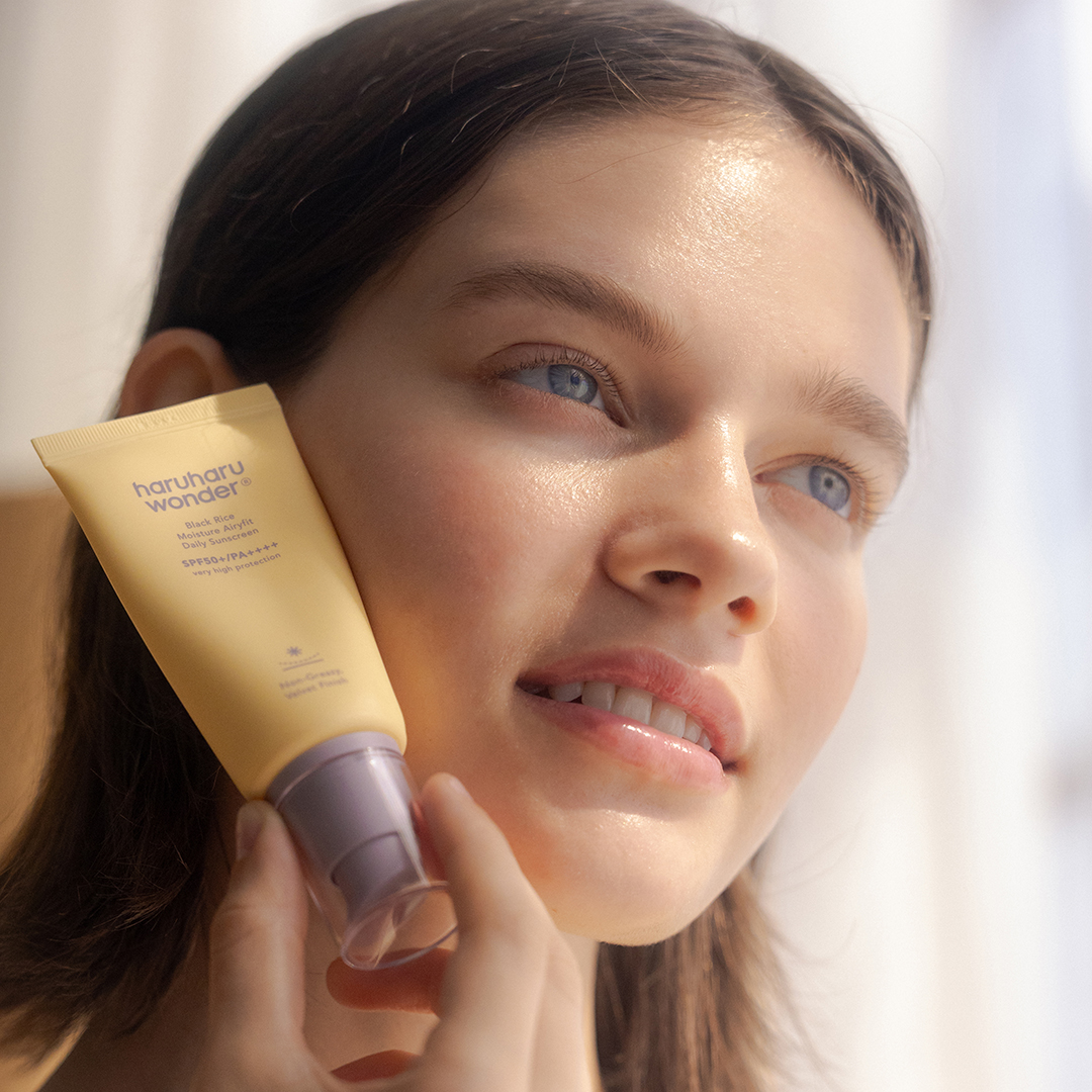 8809532221707_Black Rice Moisture Airyfit Daily Sunscreen_Model Image_1-2