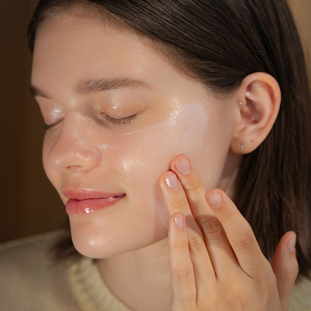 8809532221707_Black Rice Moisture Airyfit Daily Sunscreen_Model Image_1-3