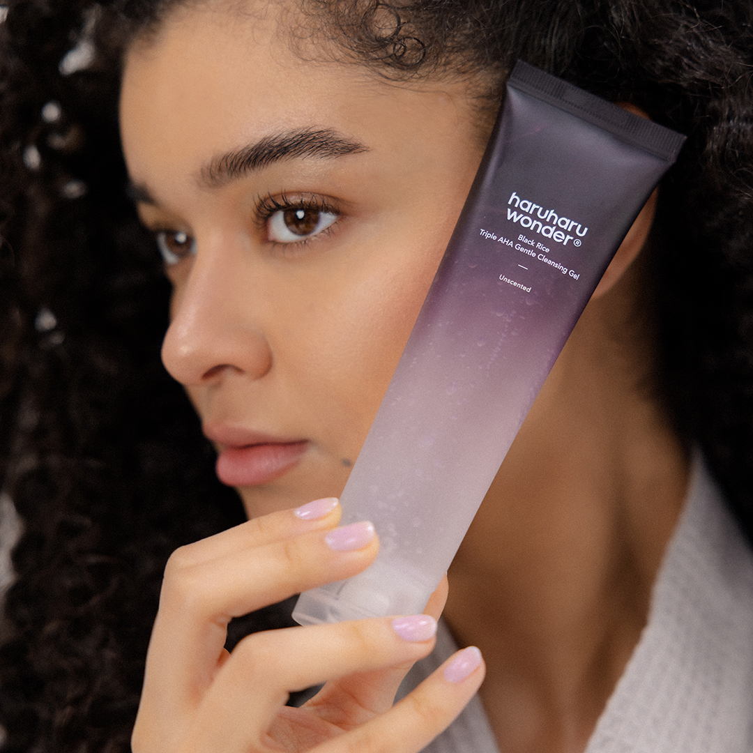 8809532221783_Black Rice AHA Gentle Cleansing Gel_Model Image_2